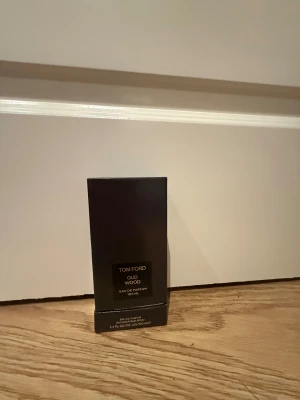 Tom Ford Oud Wood 100ml - Tom Ford Oud Wood Eau de Parfum, 100 ml. En exklusiv och stilren parfym som ger en lyxig känsla. Perfekt för dig som vill sticka ut med en ikonisk doft från ett av världens mest populära märken. Har använt lite den 