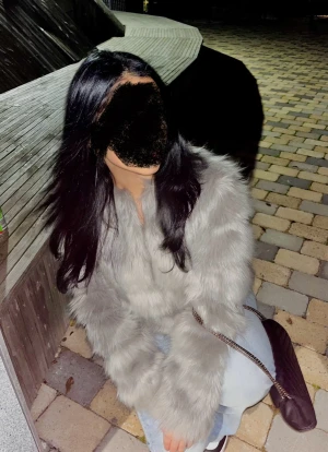 Grå pälsjacka  - Säljer en fluffig och trendig grå pälsjacka. Jackan är croppad och har långa ärmar med en oversized passform. Perfekt för dig som vill sticka ut och hålla dig varm under kyliga dagar. Snygg att styla med jeans och sneakers.