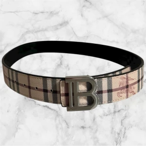Burberry Bälte - Burberry bälte med ett silver B. Storlek är 105.