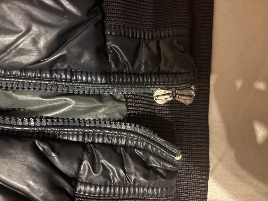 Svart Moncler pufferjacka med huva - 1