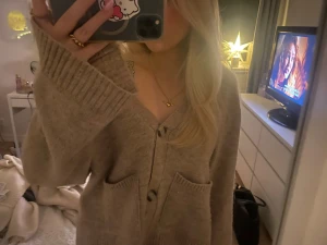 Beige stickad kofta ifrån Gina - Beige/brun mysig stickad kofta med tre knappar ifram som går att öppna och stänga. Super mysig kofta nu till vintern. ❣️ Använd sparsamt fåtal gånger köptes för 400 och är slutsåld på ginas hemsida 