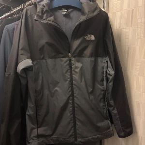 The North face vindjacka svart - En svart vindjacka från north face som passar perfekt till höstens alla bravader. Storlek S. Jätte fint skick.