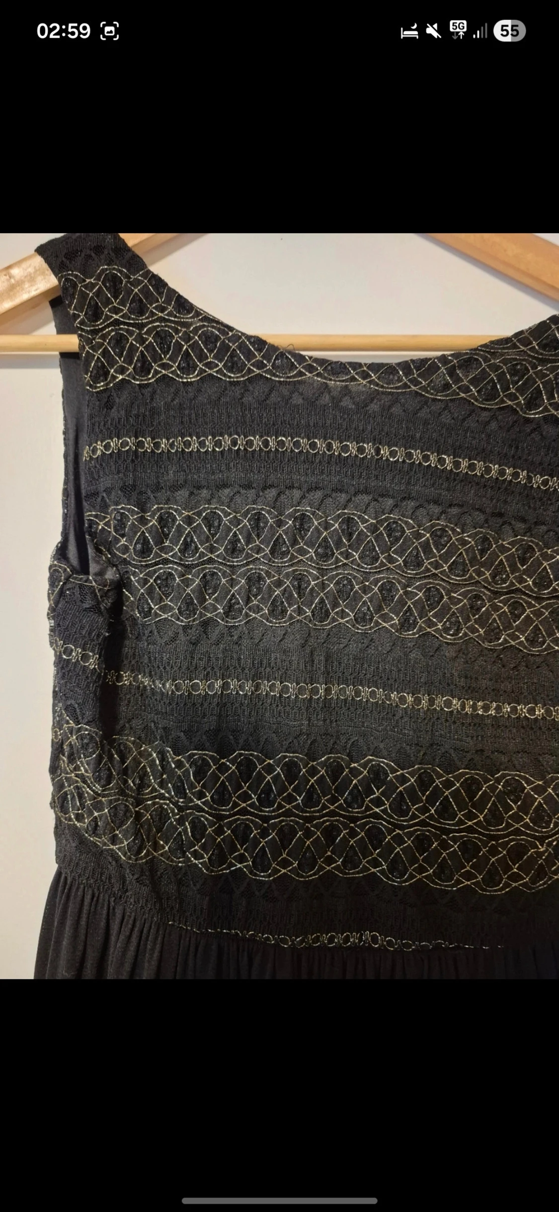 Svart kort klänning med broderi - 1