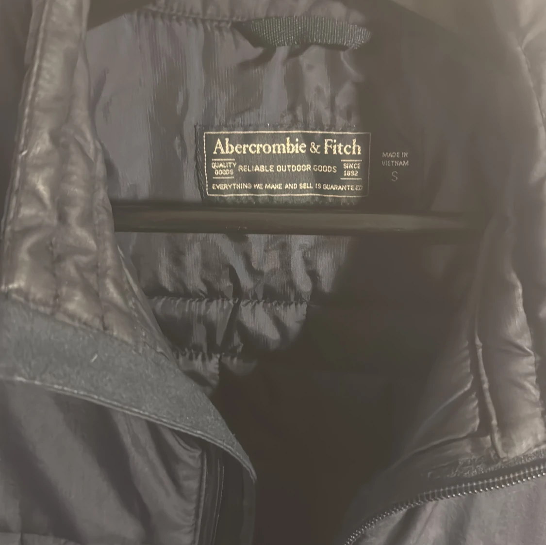 Marinblå quiltad dunväst Abercrombie S - 1