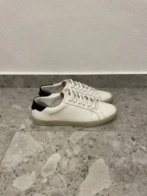 Saint Laurent sneakers  - Saint Laurent sneakers || Storlek 43 || Skorna är i mycket bra skick (se bilder) || Tveka inte på att höra av dig vid frågor eller funderingar 