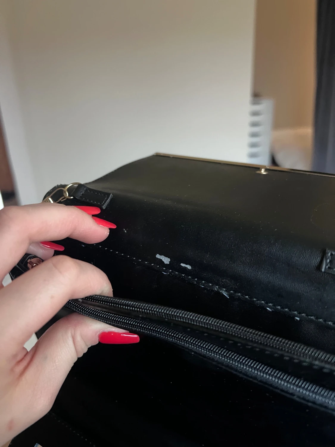 Svart kuvertväska med gulddetaljer och spegel från Lindex - 4