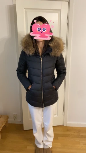 Rockandblue dunjacka med äkta pälskrage - Vinterjacka med gulddetaljer, fickor på både in och utsida, äkta avtagbar pälskrage. Finns en liten defekt på insidan, annars i fint skick. 