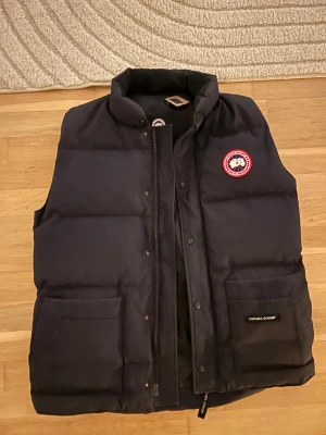 Canada goose väst  - Säljer min canada goose väst pga för stor storlek, Jag fick i födelsedagspresent, köpt i en secondhand butik i Örebro och självklart är västen äkta. Storlek. L 