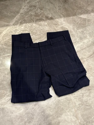 Uniqlo Kostymbyxor - Uniqlo Kostymbyxor  | Marinblå | Skick: 9,5/10 | Storlek: M | Waist 30-33 inch | Pris: 249 SEK | Priset är diskuterbart | Frakt: Postnord + Instabox + Bring | Skriv vid minsta fråga eller fundering 📩