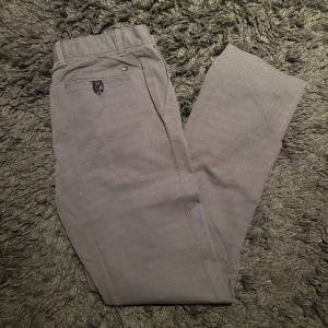 Tommy Hilfiger Byxor Grå - Tommy Hilfiger Byxor | Eftertraktade | Grå | Skick: 9/10 |  Nypris: 1199 SEK | Pris: 199 SEK | Storlek: W32 L34 | Frakt: Postnord + Instabox + Bring | Skriv vid minsta fråga eller fundering 📩 Priset är diskuterbart.