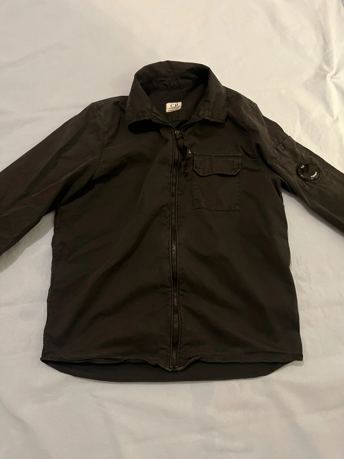 Svart overshirt från C.P. Company den är såld nu 