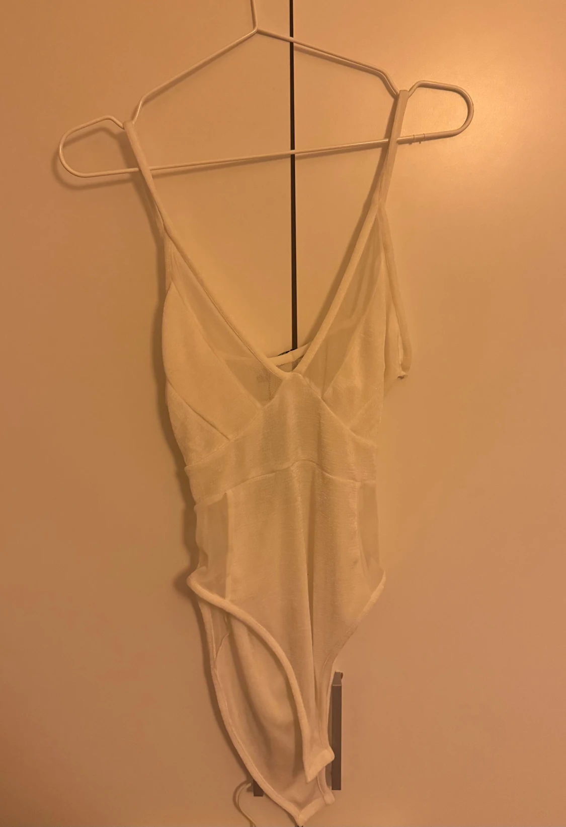 Vit body med v-ringad design