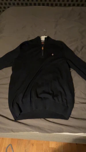 Morris Halfzip - Säljer min Mörkblåa Morris Halfzip i Storlek M, den är i väldigt fint skick