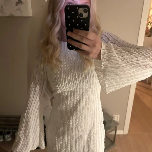 Vit kortklänning från Bubbleroom - Superfin vit kortklänning från Bubbleroom med superfin passform och vida armar. Nypris: 600❣️ Denna är helt oanvänd med lappen kvar🤗