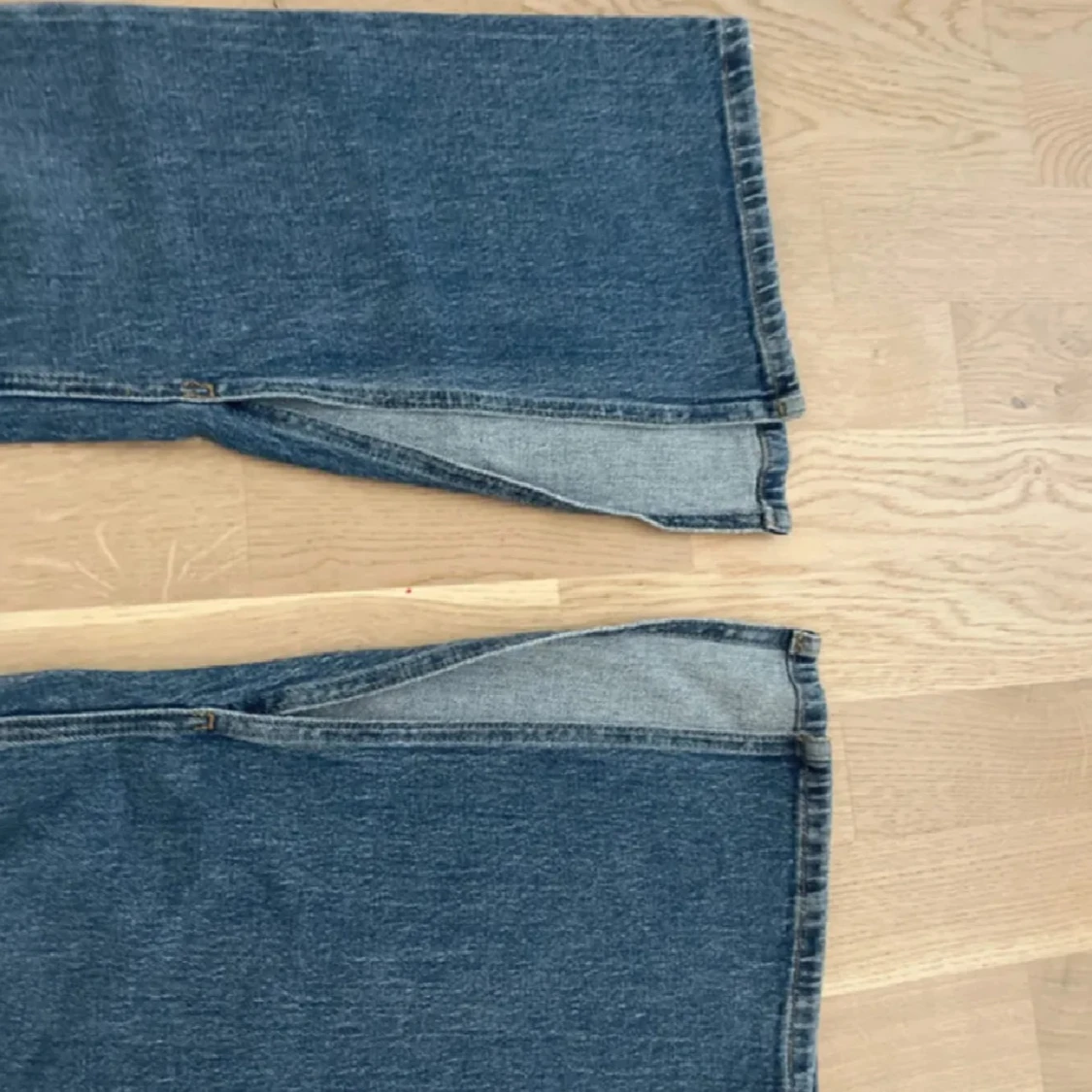 Blå bootcut jeans med slits - 2