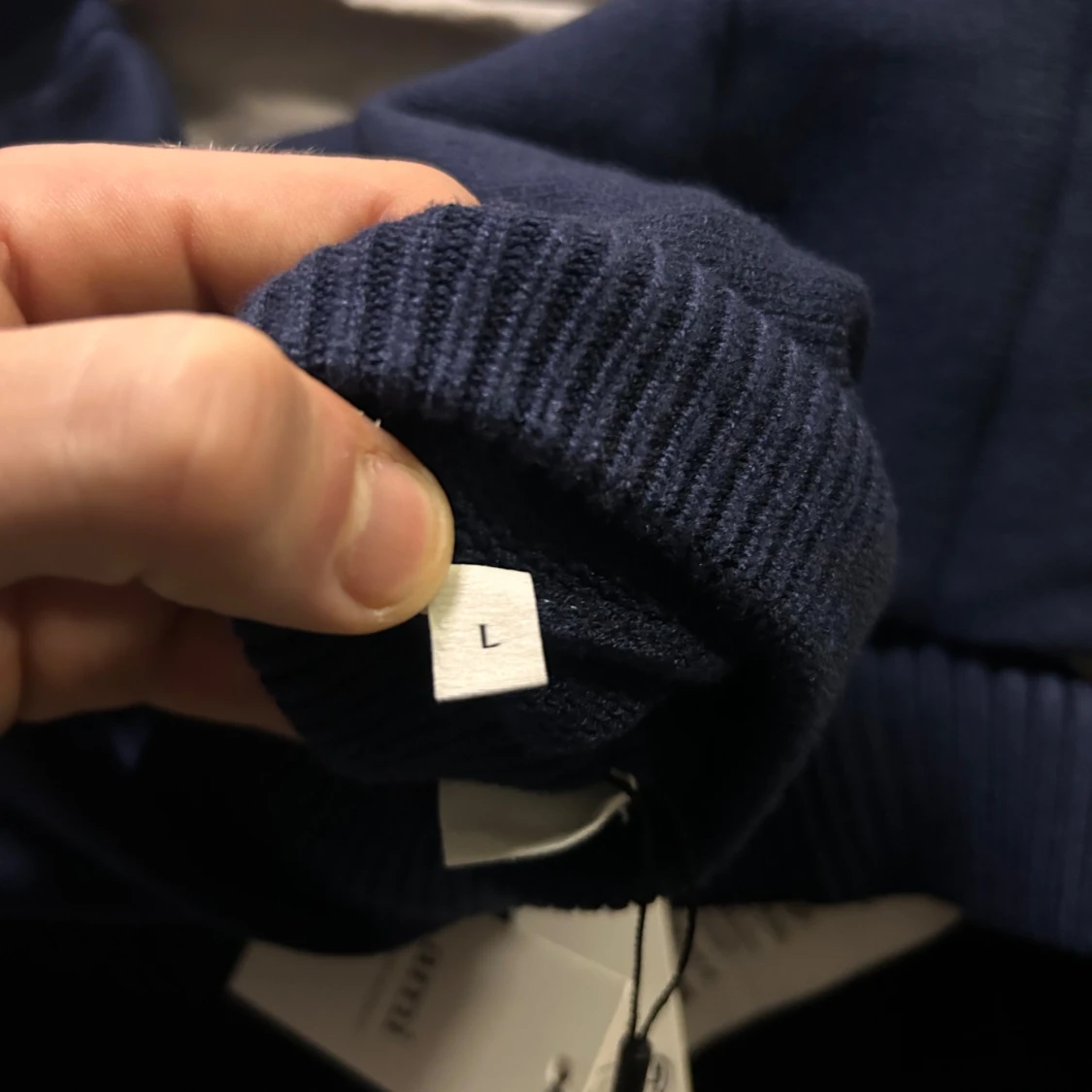 Marinblå stickad tröja från Ami - 4