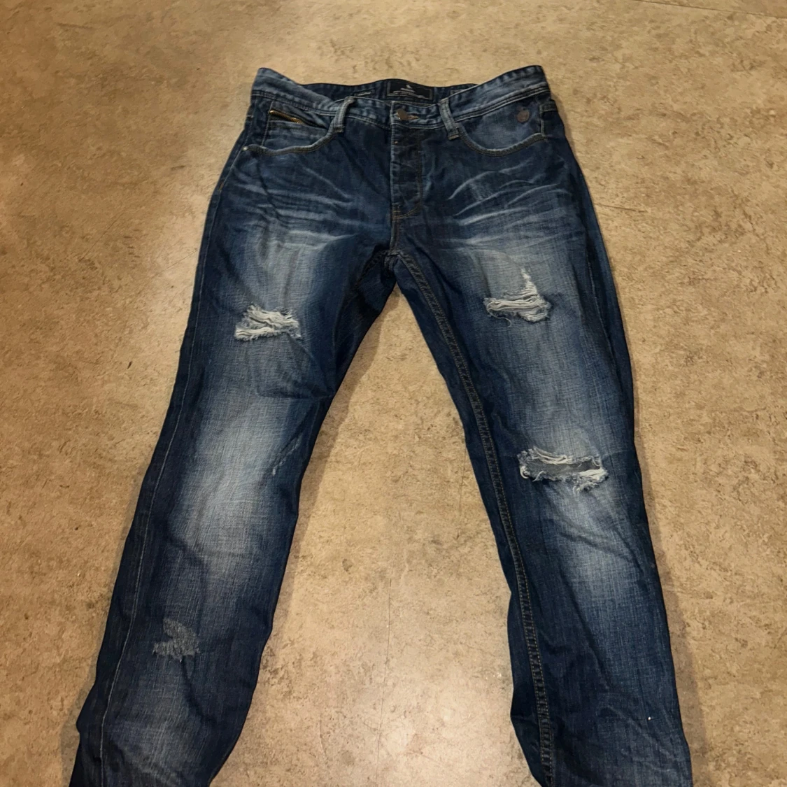 Blå slitna jeans från Medicine W32 - 2