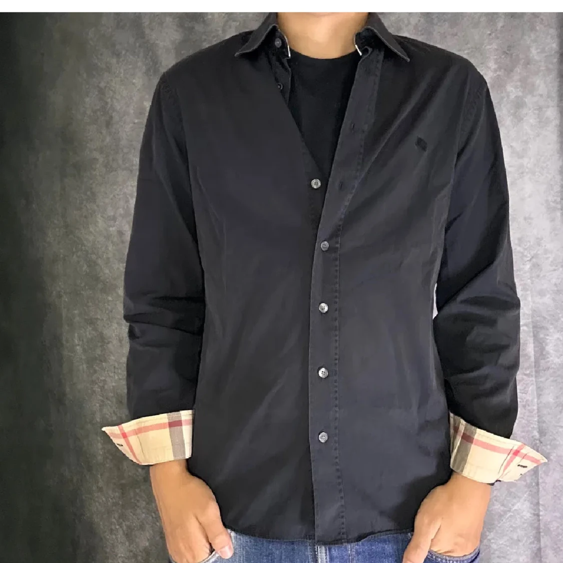 Svart Burberry Brit skjorta med rutig detalj