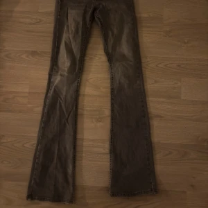 Grå bootcut jeans från ONLY XS och 34 i längd - Snygga grå jeans från ONLY i storlek XS och 34 i längd med klassisk bootcut-passform. Jeansen har fem fickor, bälteshällor och dragkedja med knapp framtill. Materialet är mjukt denim och färgen är en mörkgrå ton som passar till allt. Litet hål mellan benen men det syns inte man kan även sy!