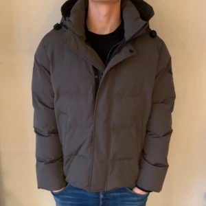 Replay dunjacka - Nyskick inga defekter, väldigt varm o skön, perfekt till vintern.