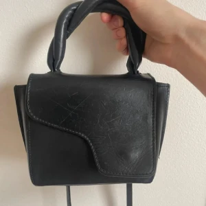 Svart handväska från ATP Atelier - Snygg svart ATP Atelier väska!! Säljer pga att den inte används.💞💞Den är välanvänd och lite sliten men fortfarande fin och något man inte tänker på.😇 Pris går att diskutera och dustbag finns!!