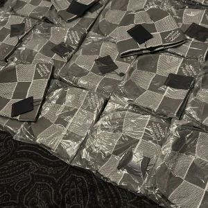 Luis Vuitton  - Säljer Luis Vuitton mössor helt nya oanvänd de har ingen storlek de passar alla storlekar bara seriösa köpare 