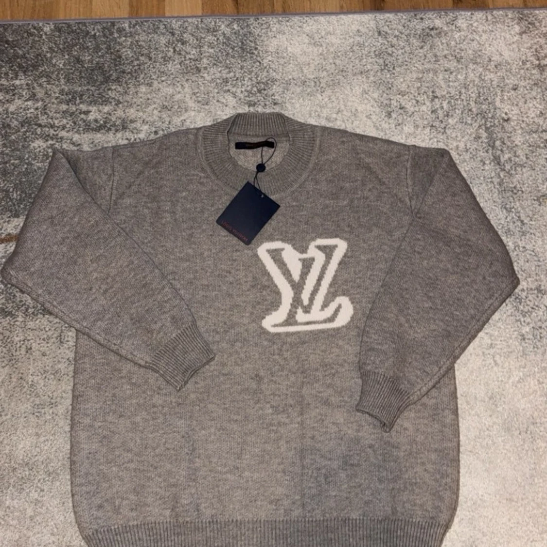 Grå stickad Louis Vuitton tröja