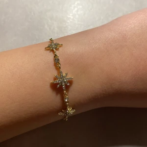 Stjärn armband  - Såå fint stjärnarmband i guldfärg och strass💘 så lätt att sätta på sig själv och matcha med andra armband😊aldrig använd 