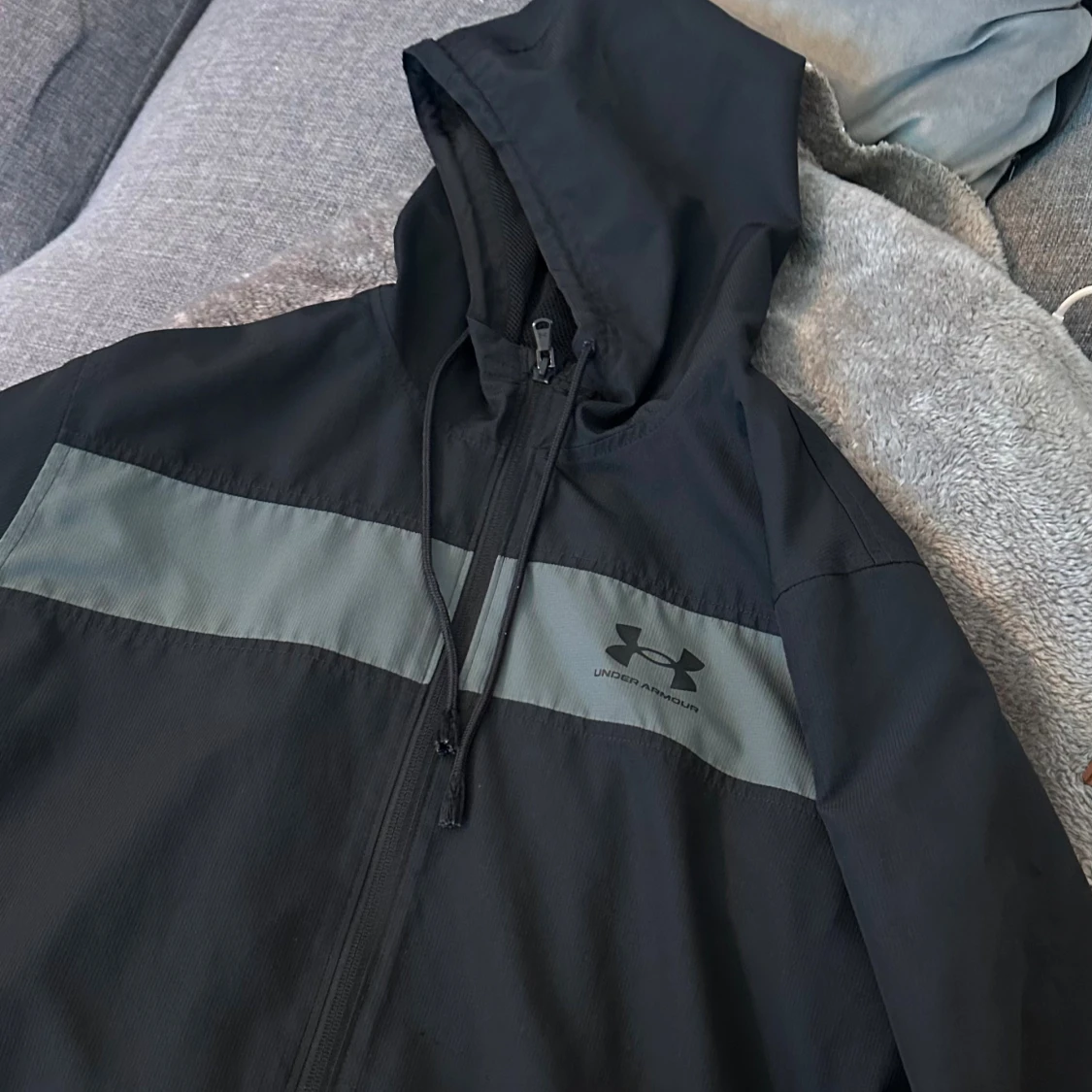 Svart vindjacka från Under Armour 