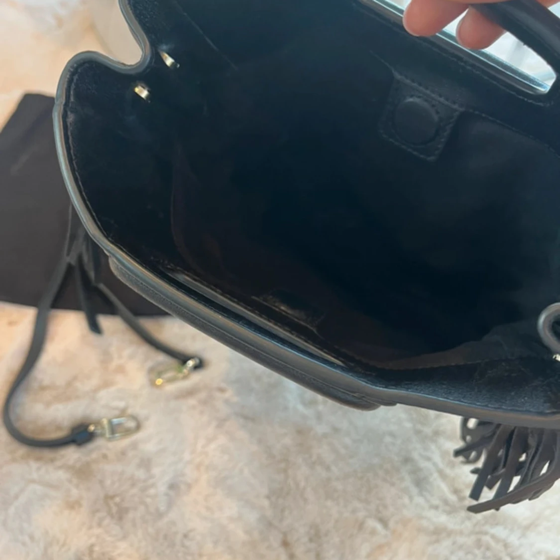 Svart handväska med fransar från Maje - 3