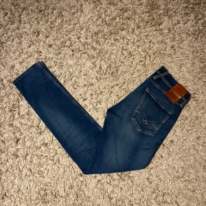 Replay anbass hyperflex jeans slim fit herr w29 - Replay anbass hyperflex jeans i slim passform. Mycket bra skick, inga märkvärdiga defekter. Storlek W29. Skön wash på dessa , postas samma dag som köp eller dagen därpå🙌💯