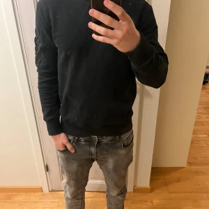 Svart tröja från J.Lindeberg - Säljer en svart tröja från j Lindberg. Den har en ficka på armen och även JL logga på vänster sida som på bilden. Spegeln är smutsig inte tröjan. Hör gärna av dig för fler frågor, funderingar och eller bilder 