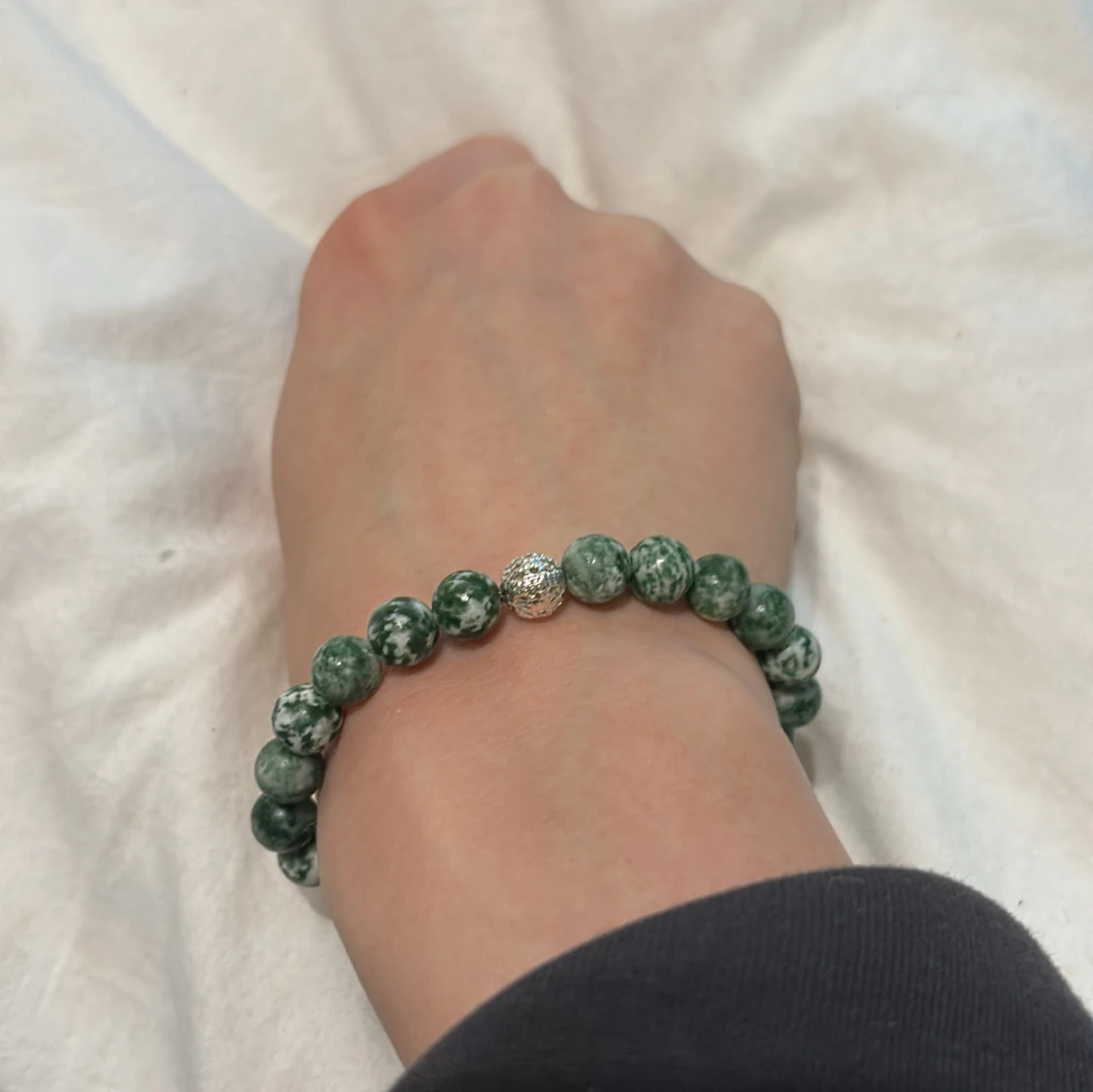 Grönt pärlarmband med silverdetalj - 1