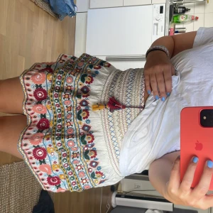 Zara kjol❤️‍🔥 - Zara kjol köpt förra sommaren❤️‍🔥 säljer för att den inte kommer till användning ❤️‍🔥 köpt för 300 ungefär och säljer för 200