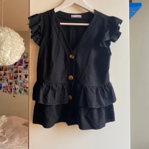 Volang top  - Supersöt blus med volang, Tyvär är den i fel storlek för mig och därför jag säljer den🩷
