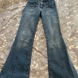blå bootcut jeans från Nelly - säljer supersnygga blåa lågmidjade bootcut jeans från Nelly med dubbla knappar. säljer pga att dem inte kommer till användning, endast använda 3-4 ggr. köpte nya för 699kr, pris är diskuterbart. skriv gärna vid frågor🩷