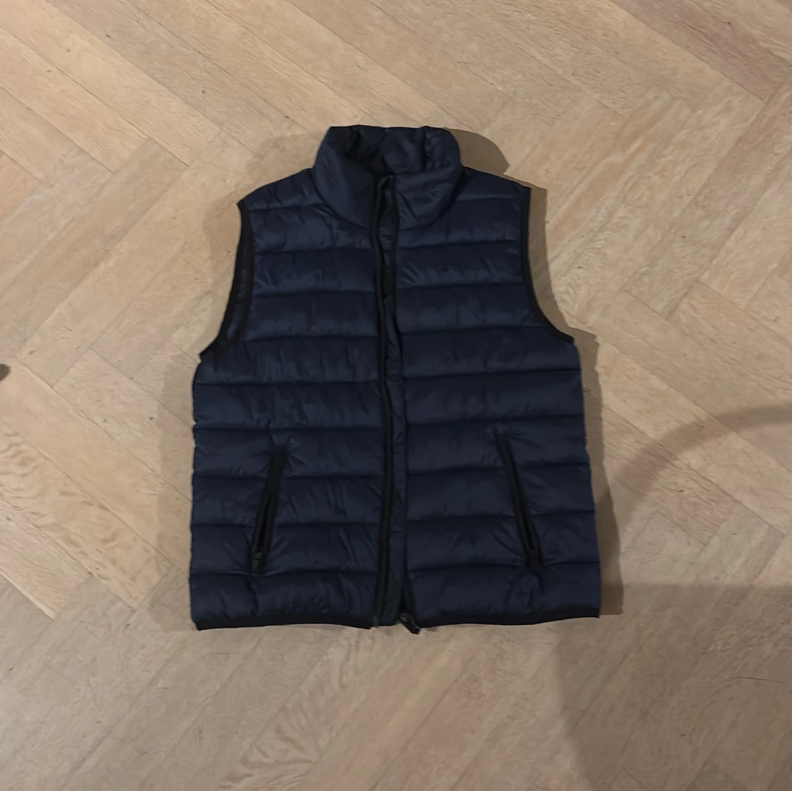 Mörkblå dunväst från Kappahl - 4