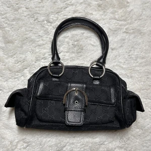 Handväska  - Superfin handväska med silverdetaljer i jättebra skick, tre fack på insidan samt tre fack på utsidan. Mått  är ca 30x17 cm. Köp sker via köp nu, jag postar inom 24h. Kvar tills markerad såld 