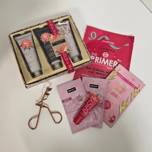 Skönhetspaket  - Helt nytt skönhets- och "Home Spa"-paket med Baylis & Harding handkrämstrio, ögonfransböjare i rose gold, Sephora Primer Mask och tre olika ansiktsmasker! Allt är helt nytt och oanvänt – perfekt som lyxig present eller julklapp! 🎁  ​Nypris runt 420 kr ❤️  ​#skönhetspaket #presentkit #julklappstips #heltnytt #oanvänt #hemmaspa #sheetmask #ansiktsmask #baylisandharding #sephoracollection #ilovecosmetics #essencecosmetics #läppglans #ögonfransböjare #rosegold #beautybundle #giftset #christmasgift