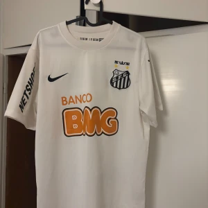 Neymar Santos Jersey - Neymar Tröja SANTOS #11 Storlek L Sitter lite mindre, skulle säga storlek M Bra skick, använd men lite av texten innanför tröjan har gått bort (Se bild) 