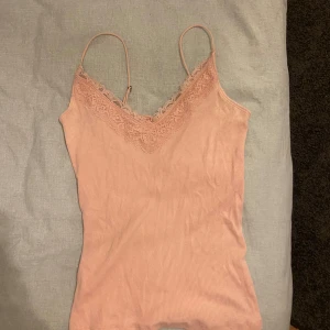 SÖTT LINNE - Gulligt rosa linne med tunna axelband, mellan ljusrosa och laxrosa. Knappt använt. XS-S! 😽