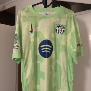 Barcelona Jersey Raphinha - Barcelona Jersey 24/25 Raphinha #11 Storlek XL Passar L Bra kvalité och bra skick. Använt fåtal gånger!