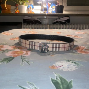 Burberry Bälte - Säljer ett Burberry bälte som går att vända ut och in då du kan ta av den silvriga spännet. Bältet är aldrig använd och är i 10/10 skick. Om du skulle vara intresserad eller har frågor så är det bara att höra av dig🤝