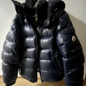 Moncler Maya - Säljer nu min Moncler Maya som är använd sparsamt och försiktigt. Den är i storlek 2 vilket motsvarar M. Dustbag och kvitto finns! Skriv för mer info eller allmäna frågor/bud! MVH, Sebbe