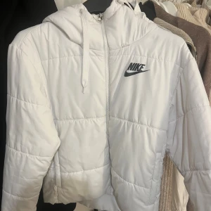 Nike Jacka - Kommer inte till användning längre. I gott skick annars, köpt på Stadium för några år sedan. Jackan går att vända ut och in!