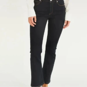 kickflare/bootcut jeans - Snygga mörkblå bootcut jeans (men kan svagt likna vanliga flare om man är lite kortare) i nykick. Midjan är 30 inches (≈76cm) och benlängden/ inseam är 28 inches (≈71cm). Väldigt sköna & bekväma och säljs endast pga för stor midja för mig. Nypris 1600kr. Perfekta för dig som gillar en tidlös och stilren look med lite utsvängda ben.