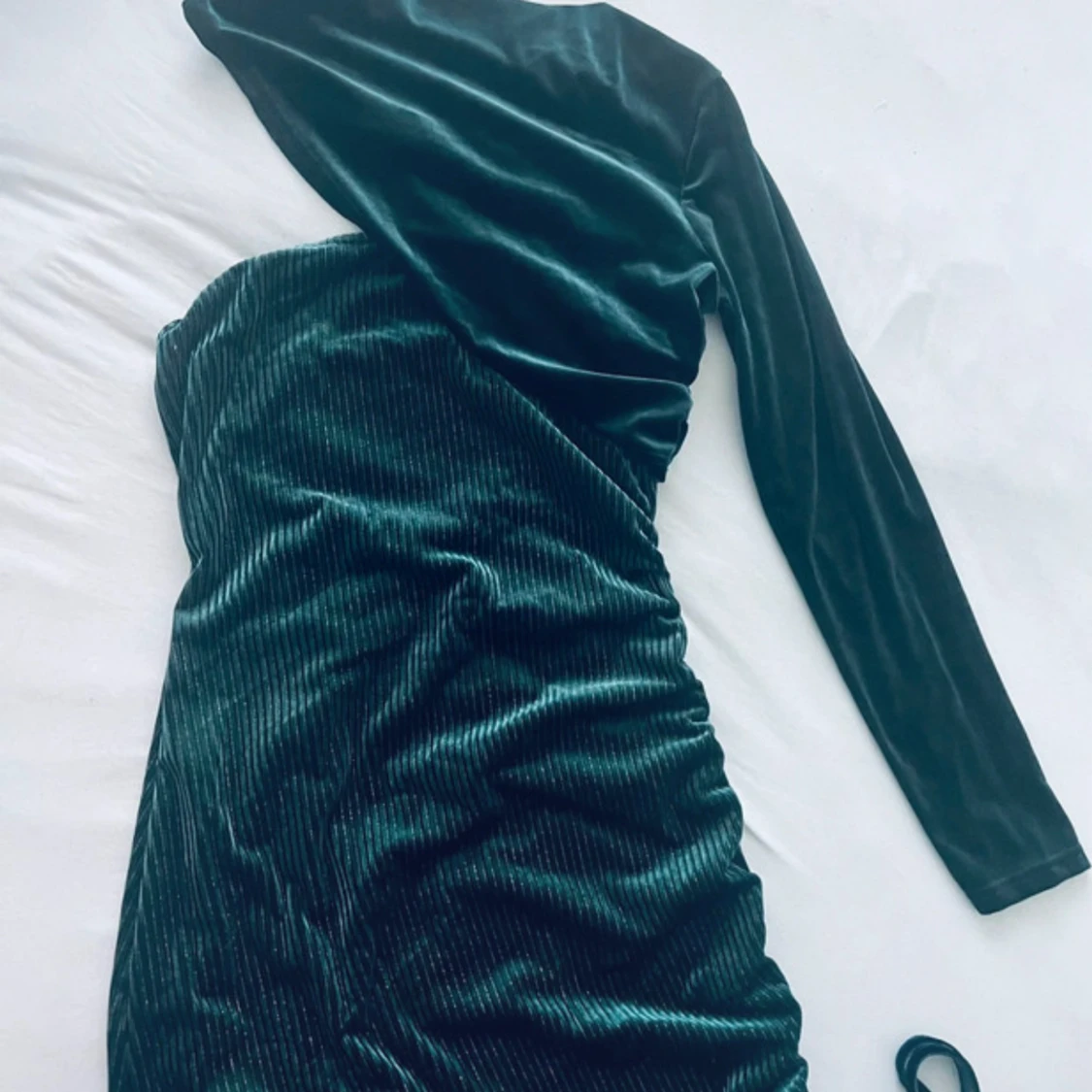 Grön asymmetrisk sammetsklänning - 2