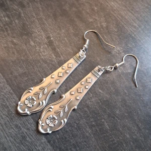 Handgjorda örhängen med blommönster - Unika örhängen gjord av 2st skedar i nysilver.  Hänget har en avlång form och detaljerat blommönster samt geometriska former. Öronkroken är nickelsäker och aldrig använda 