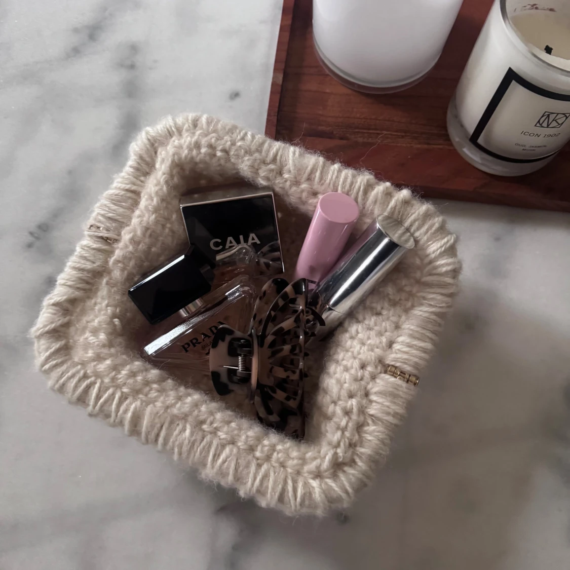 Beige handvirkad clutch