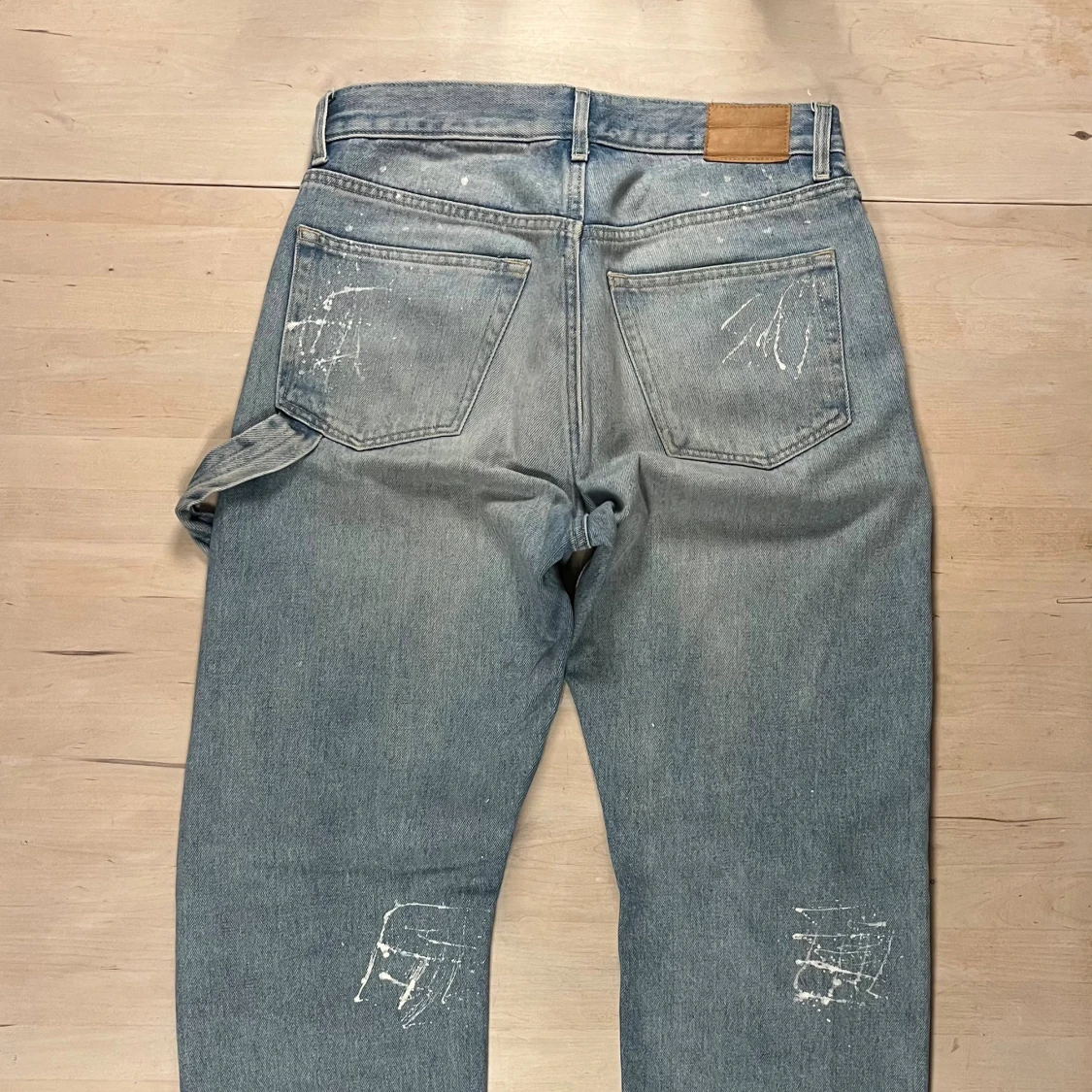 Blå carpenter jeans med färgstänk från Weekday - 2